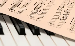 spartito sulla tastiera di un pianoforte