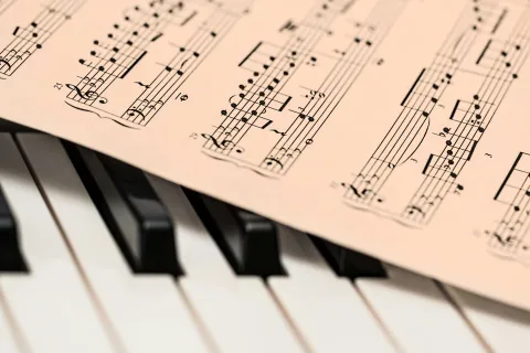 spartito sulla tastiera di un pianoforte